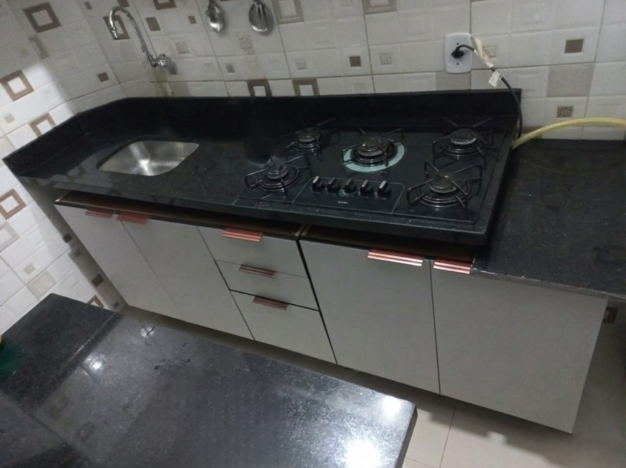 Armário de pia branco