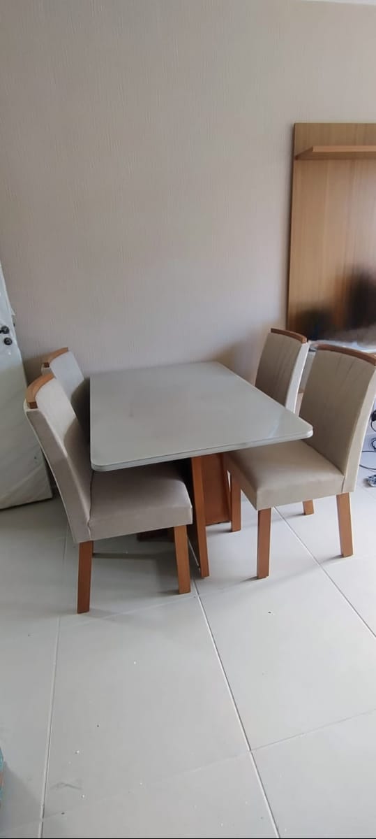 Mesa com cadeira